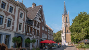 Straße mit Kirche