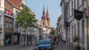 Straße mit Kirche im Hintergrund