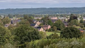 Blick auf Raeren, im Hintergrund der Turm auf den Vaalserberg am deutsch-belgisch-niederländischen Dreiländereck