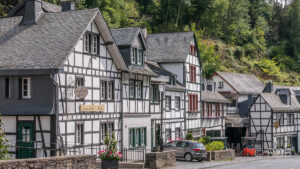 Fachwerkhäuser an der Einfahrt nach Monschau