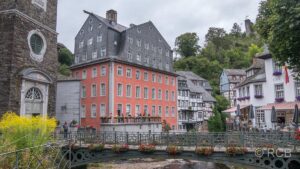 Rurbrücke und Rotes Haus, links die evangelische Stadtkirche