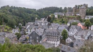 Blick auf Monschau, links die Rur, in der Mitte das Rote Haus, rechts die Burg