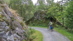 Radfahrer auf Weg zwischen Felsen