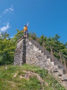 Mann oben auf Treppe