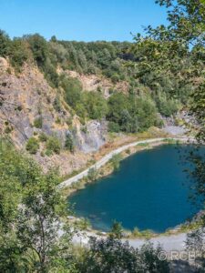 Steinbruch mit See