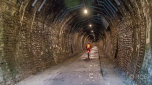 Radfahrer in einem Tunnel