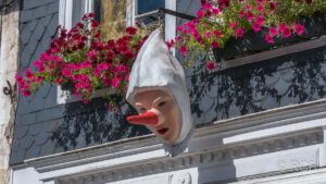 Maske des "Blanc Moussi", einer typischen Figur des Staveloter Karnevals