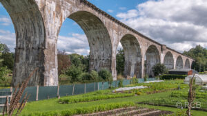 Viadukt über Gärten