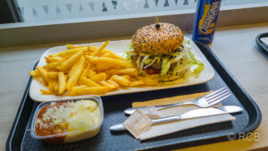 Burger mit leckeren, belgischen Pommes