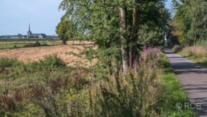 Radweg und Ort mit Kirche