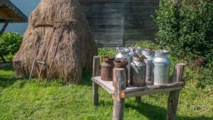 Milchkannen und Heustadel