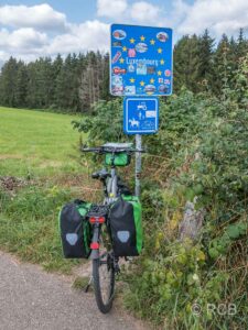 Fahrrad an einem Grenzschild