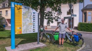 Radfahrer vor Schild