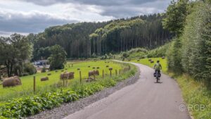 Radfahrer neben Heuballen