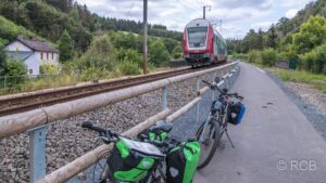 Räder auf Radweg und Zug