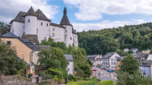 Schloss über einer Stadt