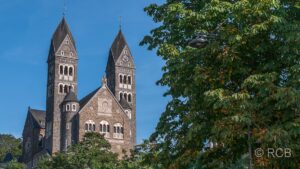 Kirche hinter Bäumen