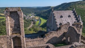 Burgruine über einem Tal