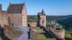 Burghof, Stolzemburger Haus und Zwingerturm