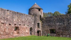 Rad in der Schlossruine Pettingen