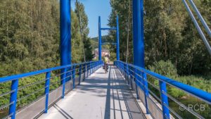 Radfahrer auf blauer Fußgängerbrücke