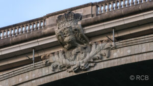 Wappen an Adolphe-Brücke über dem Tal der Pétrusse