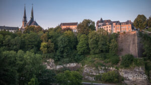 Blick über das Tal der Pétrusse hin zur Oberstadt mit Kathedrale