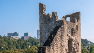 Ruine mit Hochhäusern im Hintergrund