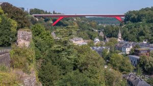 Blick über den Ortsteil Pfaffenthal und die Rote Brücke