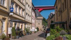 Straßenzug mit Stadttor und Brücke