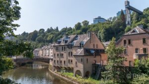 Häuser n der Alzette, hinten der Aufzug in die Oberstadt