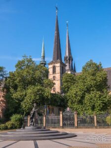 Kathedrale Notre-Dame, vorne Denkmal der Großherzogin Charlotte