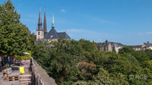 Place de la Constitution oberhalb des Petrusse-Tals mit Blick zur Kathedrale