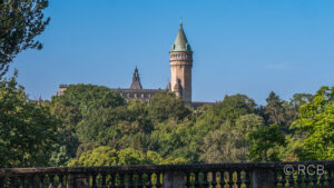 Turm über grünem Wald